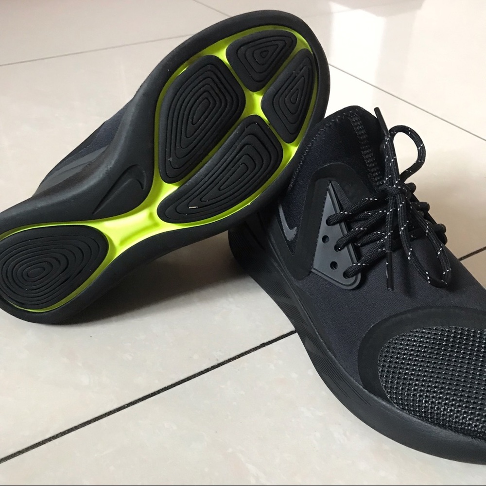 Nike Lunarcharge Essential Sneakers